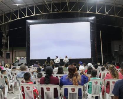 Villa Juárez bajo el Manto Estrellado: participan en Cine abierto bajo las estrellas