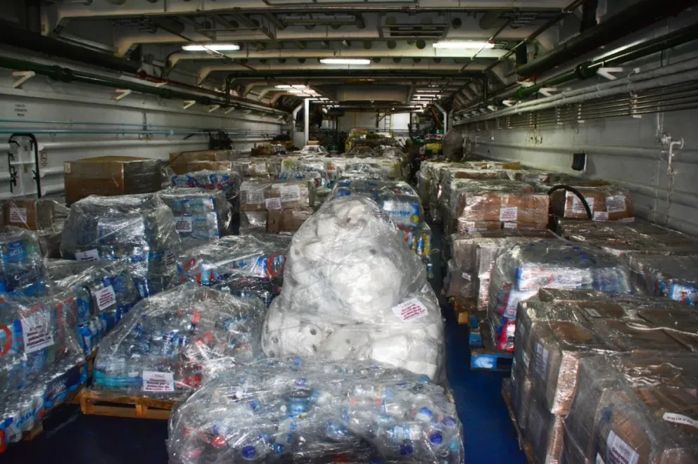 Llegan buques a Acapulco cargados de alimentos y disel para afectados de Guerrero por Otis