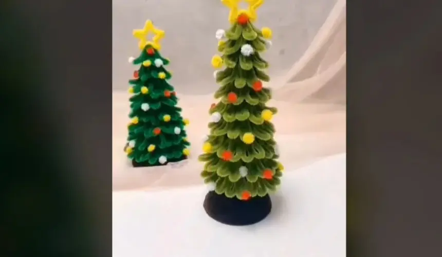 Así luce un árbol de Navidad elaborado con limpiapipas.