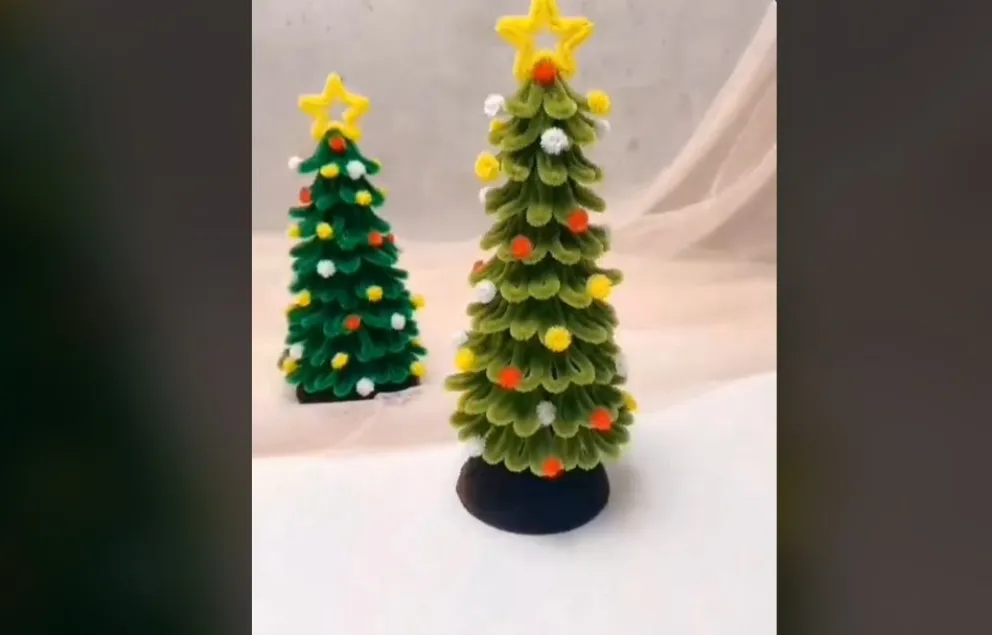 Así luce un árbol de Navidad elaborado con limpiapipas.