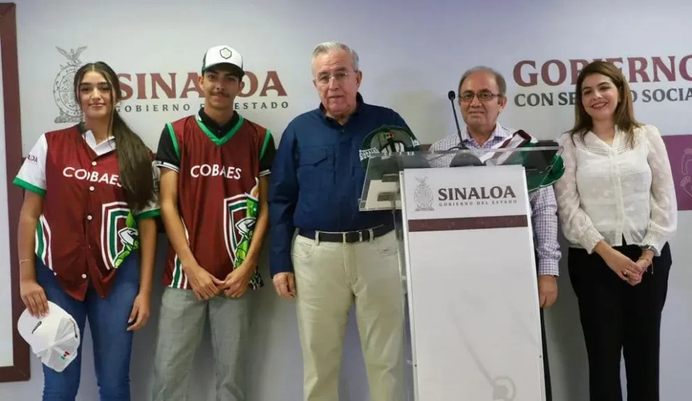 Los alumnos Alma Victoria Vega Román y José Paúl Salazar Pérez; el Gobernador Rubén Rocha Moya , el director general de COBAES, Santiago Inzunza Cázarez y la directora de vinculación, Lidia López.