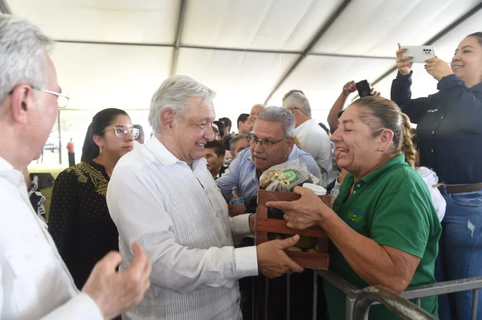 Andrés Manuel López Obrador durante su visita en Badiraguato, Sinaloa.