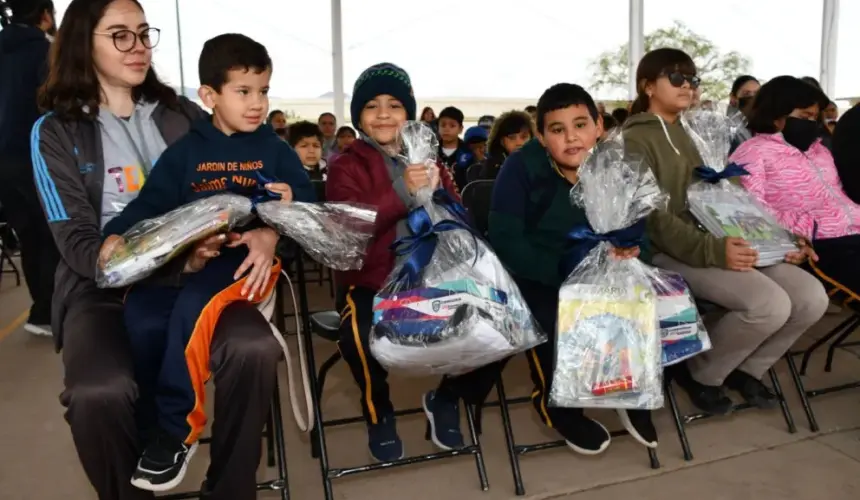 Entrega de los paquetes de útiles escolares y uniformes por parte del Gobierno de Chihuahua. Foto: Cortesía