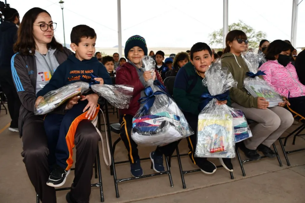 Entrega de los paquetes de útiles escolares y uniformes por parte del Gobierno de Chihuahua. Foto: Cortesía