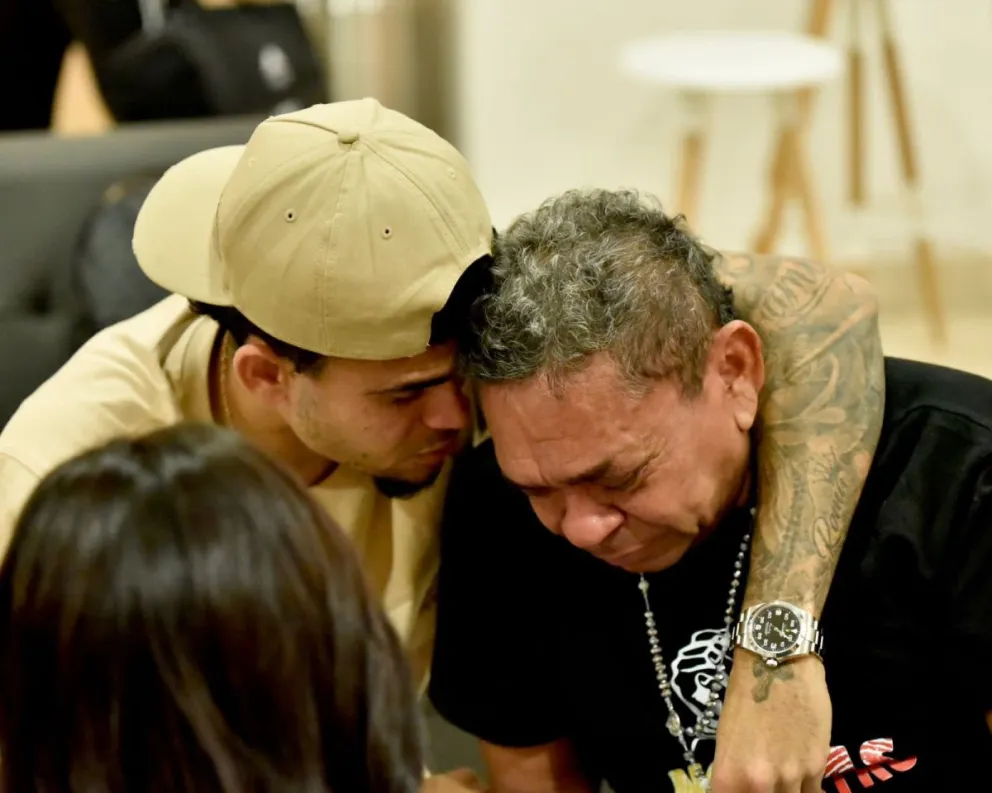 Emotivo reencuentro del futbolista Luis Díaz con su padre, tras secuestro 13 días 