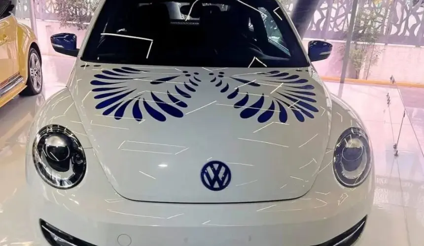 El encuentro mágico entre Volkswagen y la Talavera Poblana con el New Beetle en el Museo del Automóvil de Puebla. Foto: Automotive México