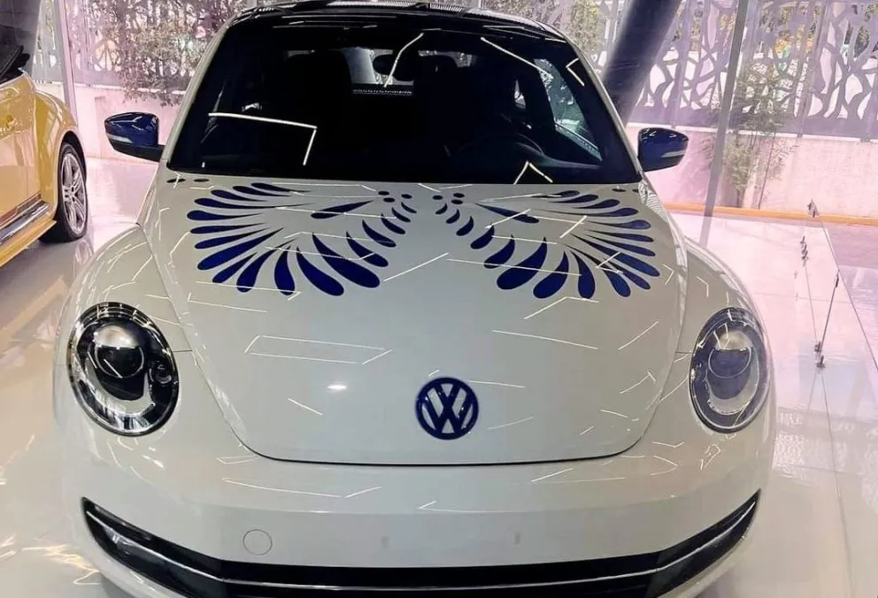 El encuentro mágico entre Volkswagen y la Talavera Poblana con el New Beetle en el Museo del Automóvil de Puebla. Foto: Automotive México