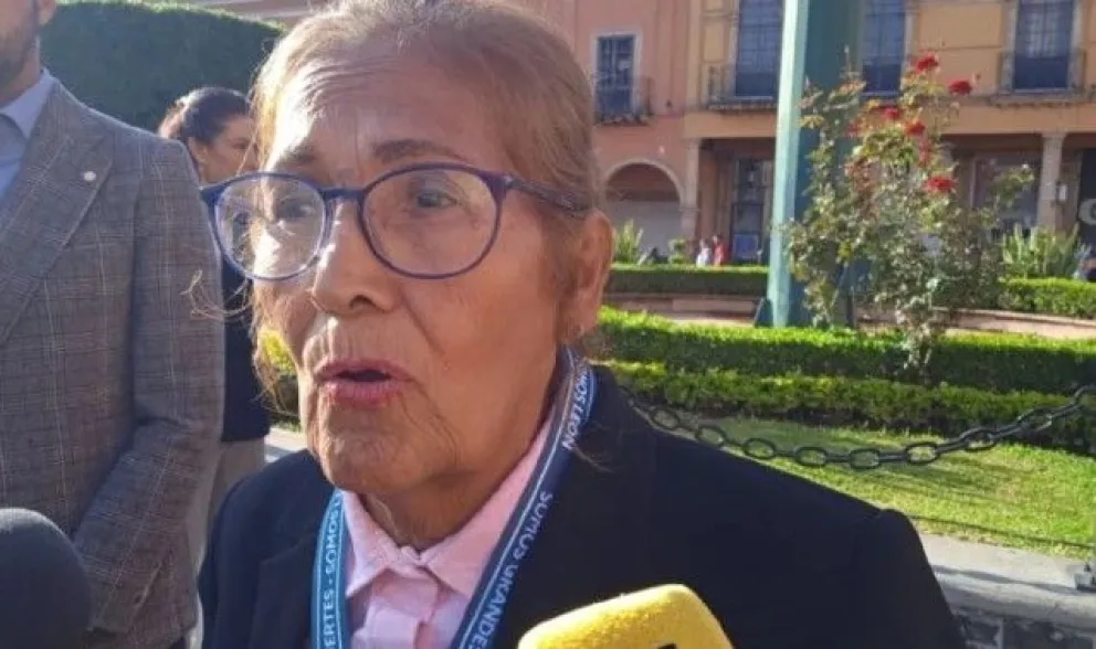 Maestra Paz Negrete es elogiada por su contribución educativa en León, Guanajuato