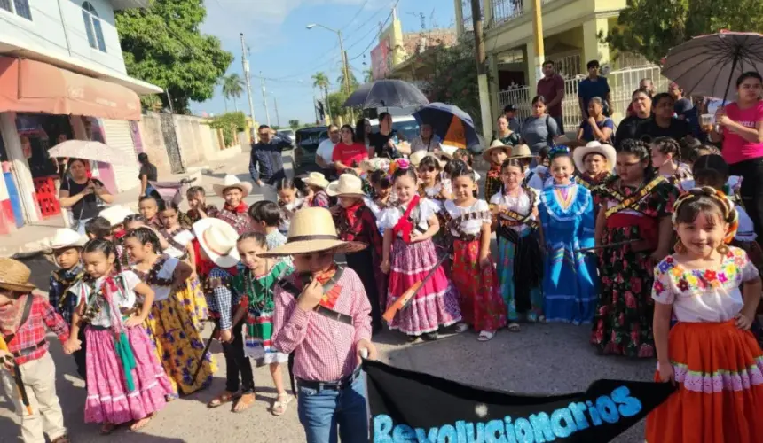 Gran colorido y participación en el desfile revolucionario de Villa Juárez