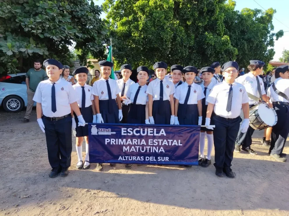 Lucido desfile revolucionario en Alturas del Sur une a las escuelas del sector
