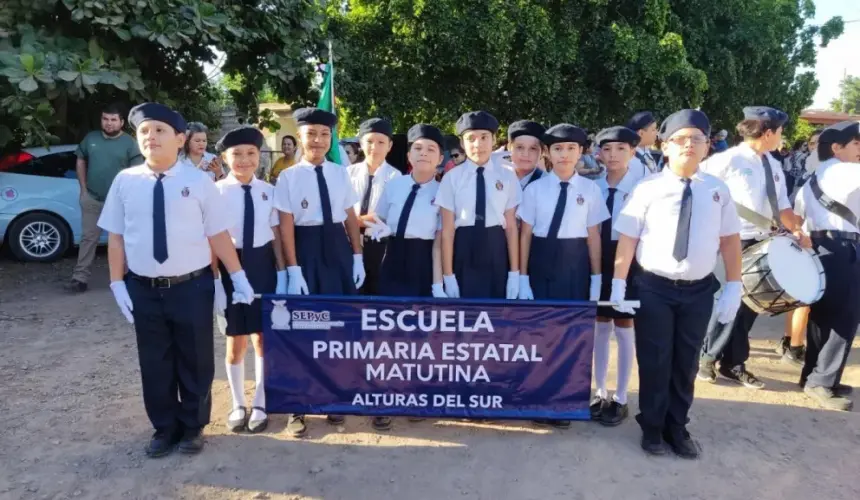 Lucido desfile revolucionario en Alturas del Sur une a las escuelas del sector