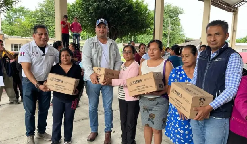 En 9 municipios de Puebla se entregó leche a las familias. Foto: Cortesía