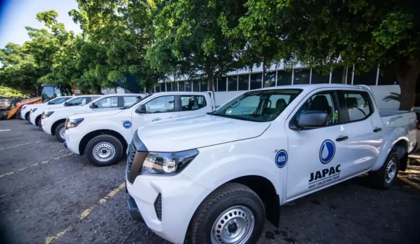 Recibe JAPAC cinco camionetas tipo pick-up y maquinaria.