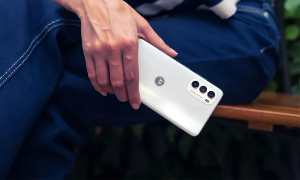 El smartphone Motorola Moto G82 mantiene una buena relación de precio y calidad. Foto: Cortesía