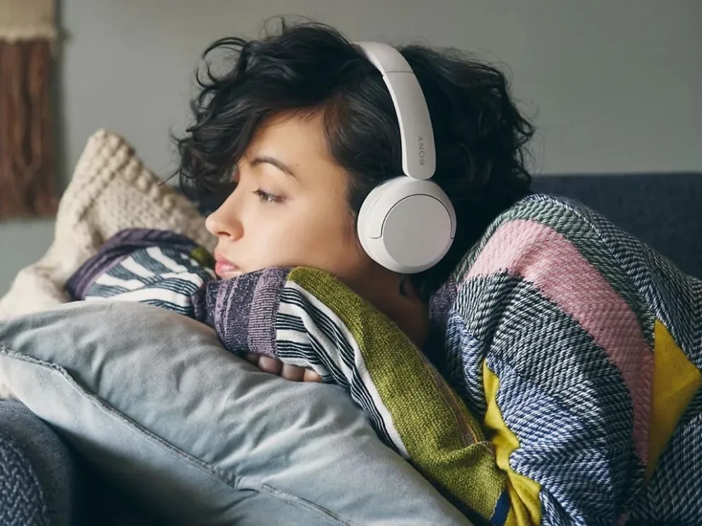 Audífonos Sony WH-CH520: 50 horas de música por menos de $900 pesos en Amazon México