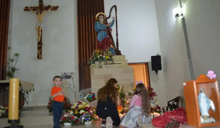 Cientos de personas de todas las edades se reunieron en el templo construido en honor a Santa Cecilia, que se ubica en la colonia Rafael Buelna, en Culiacán. Fotos: Juan Madrigal