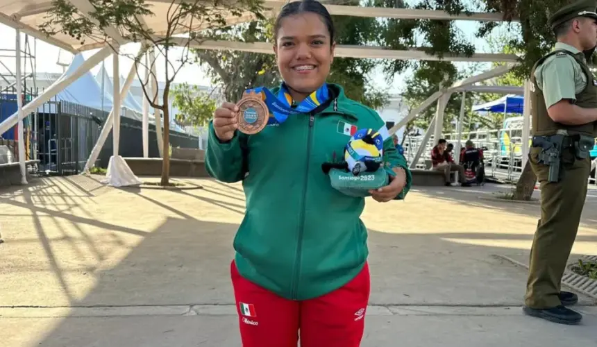 La joven sinaloense, Pauleth Mejía Hernández logró subir al podio en los Juegos Parapanamericanos Santiago 2023, al colgarse la medalla de bronce.