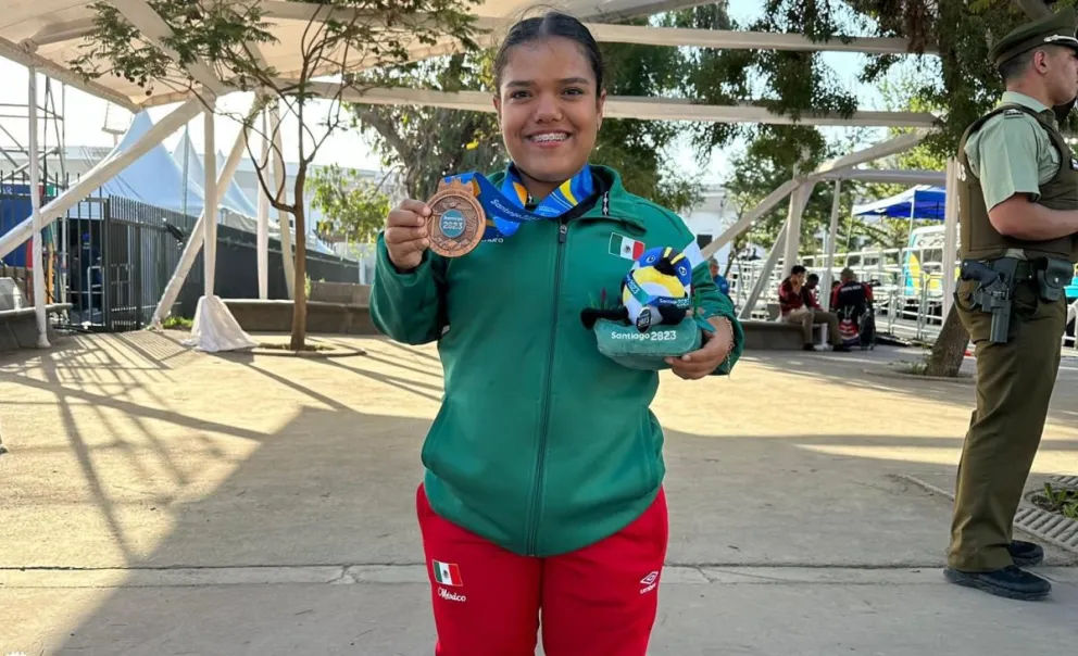 La joven sinaloense, Pauleth Mejía Hernández logró subir al podio en los Juegos Parapanamericanos Santiago 2023, al colgarse la medalla de bronce.