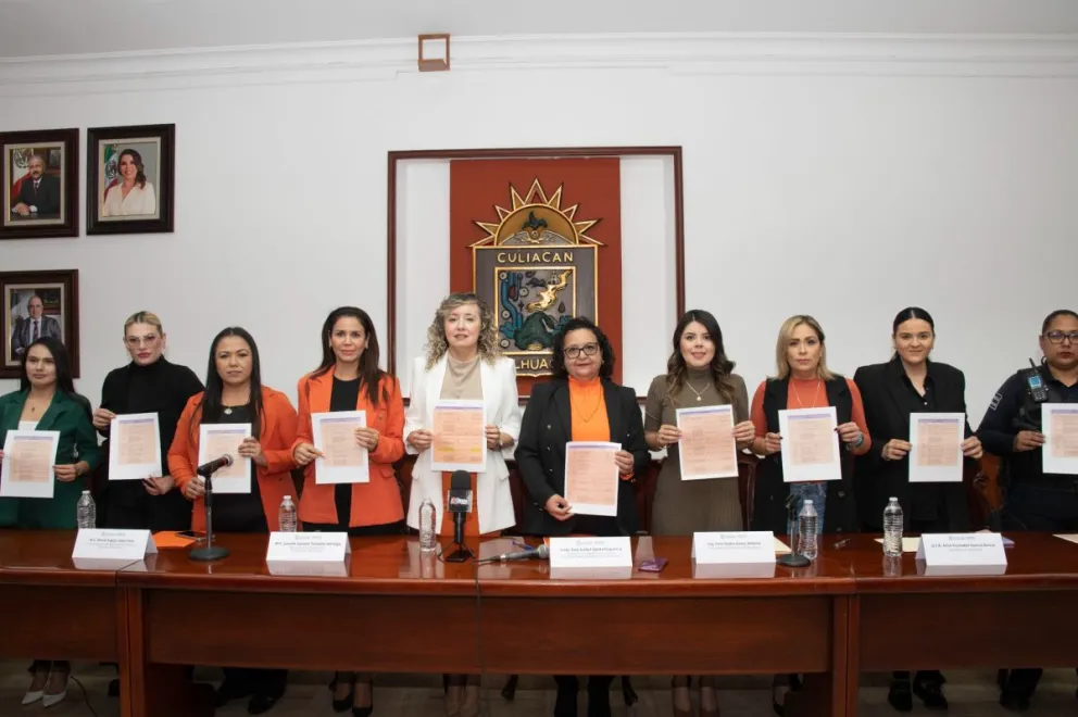 Ana Isabel Ojeda Esquerra, titular del (IMMUJERES), junto a la presidenta del Sistema DIF Bienestar de Culiacán, Irma Gasca Aldana, entre otras personalidades estuvieron presentes en la conferencia de prensa.