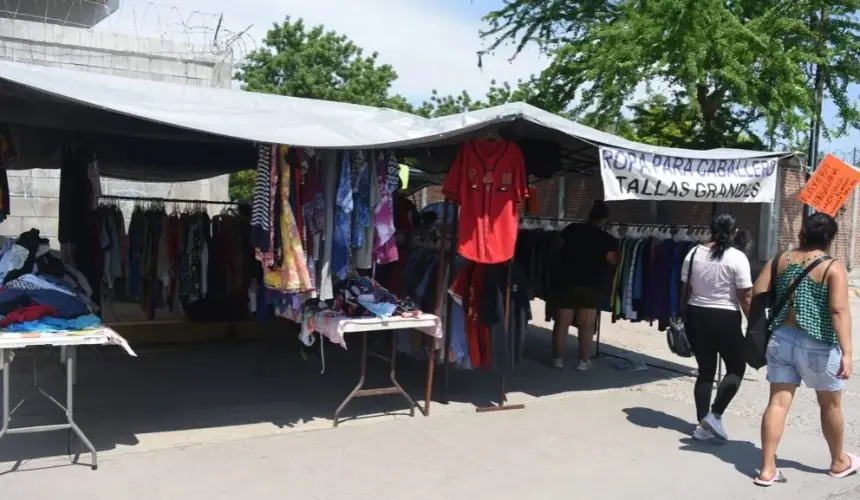 El tianguis Laureles Pino se establece todos los jueves a las orillas del canal del desagüe revestido, que se ubica sobre el bulevar de las Brisas, a un lado del panteón 21 de marzo y la unidad habitacional militar. 