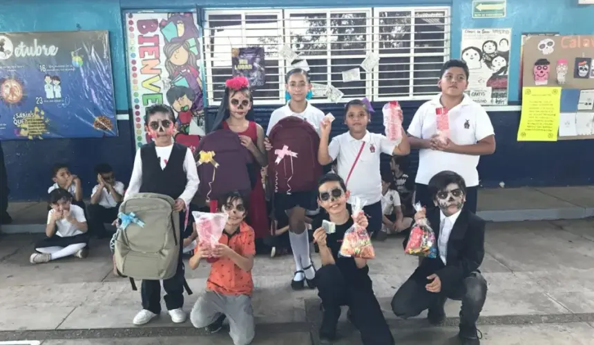 Premian a los niños y niñas que ganaron el concurso de calaveritas literarias en la escuela primaria “María Rubén Aguirre Ulloa” en Culiacán.