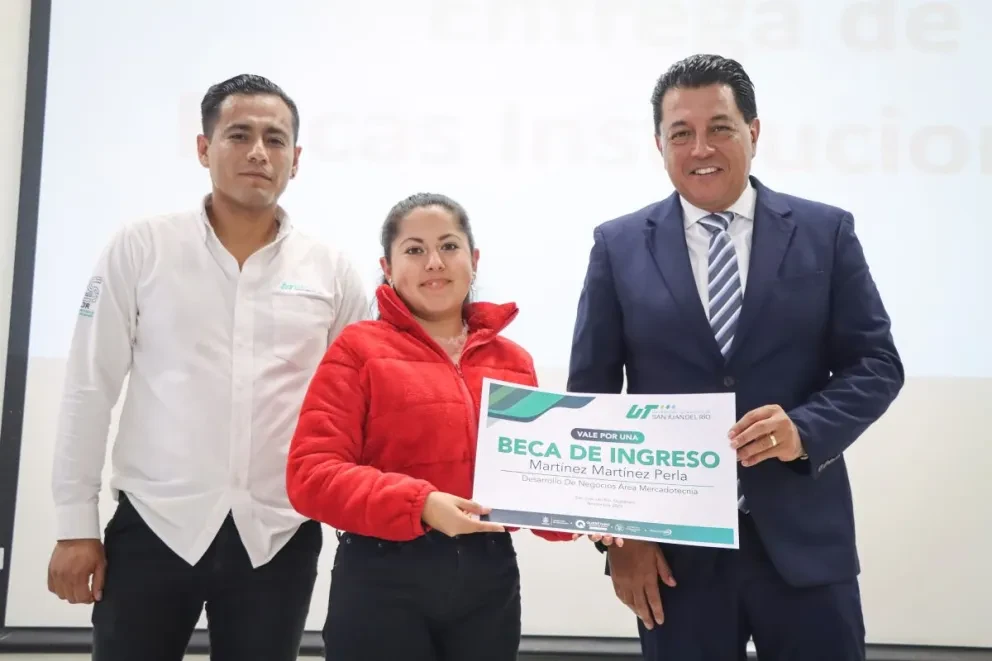 Aspectos de la ceremonia de entrega de los apoyos a los alumnos de la UTSJR. Foto: Cortesía