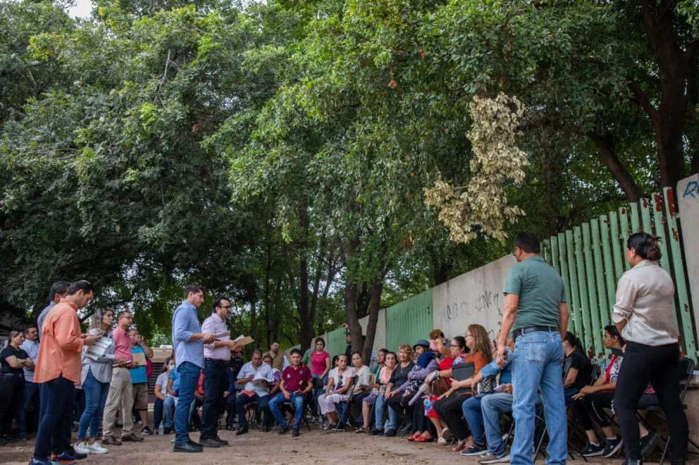 Autoridades estatales y municipales, visitan la colonia Laureles Pinos que se localiza al sur de Culiacán.