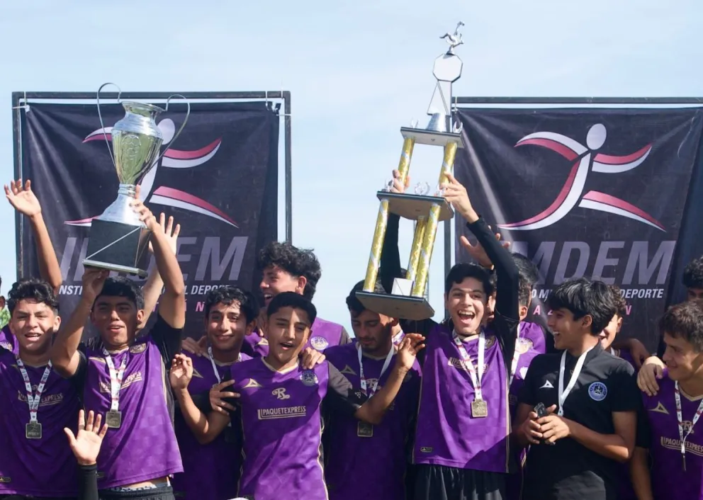 Los jóvenes de Mazatlán FC celebran el triunfo. ¡Felicidades campeones!
