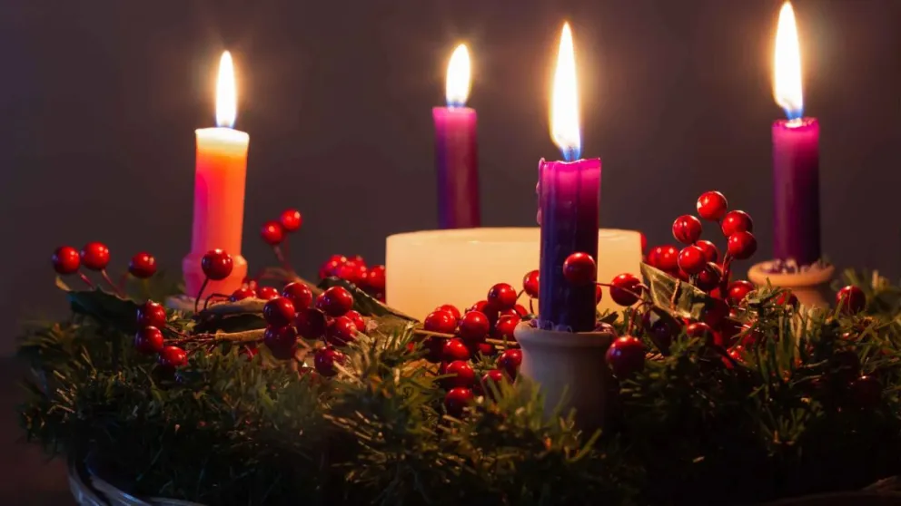 Celebra la Navidad colocando una Corona de Adviento y encendiendo sus velas. Foto: Getty Images