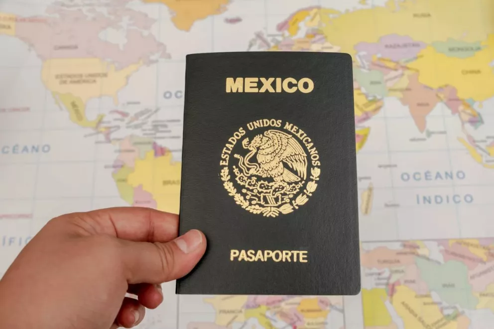 El pasaporte es un documento oficial de viaje que sirve para confirmar tu nacionalidad e identidad al viajar al extranjero | Imagen cortesía