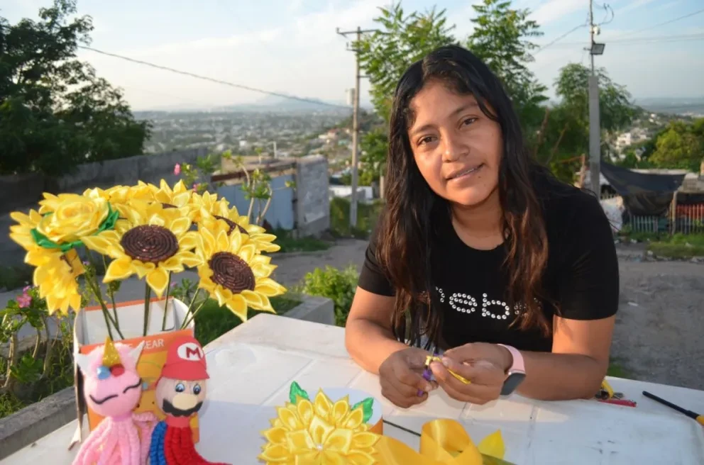 Martha Santos Osorio señala que las Las flores eternas, que más le piden sus clientes, son los girasoles. Además, las rosas eternas no se marchitan y pueden durar mucho tiempo si se cuidan adecuadamente. Fotos: Juan Madrigal