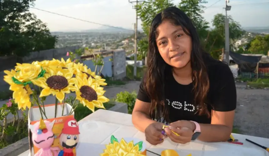 Martha Santos Osorio señala que las Las flores eternas, que más le piden sus clientes, son los girasoles. Además, las rosas eternas no se marchitan y pueden durar mucho tiempo si se cuidan adecuadamente.  Fotos: Juan Madrigal