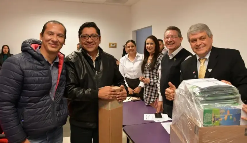 Gobierno del Estado de Chihuahua, apoya a escuela cin equipos de robótica. Foto: Cortesía