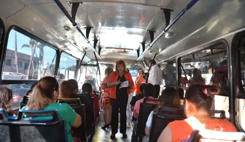 En las unidades del transporte urbano de Ahome se colocaron calcas con el mensaje de prevención de la violencia hacia mujeres y niñas y el QR que direcciona a la App S.O.S.