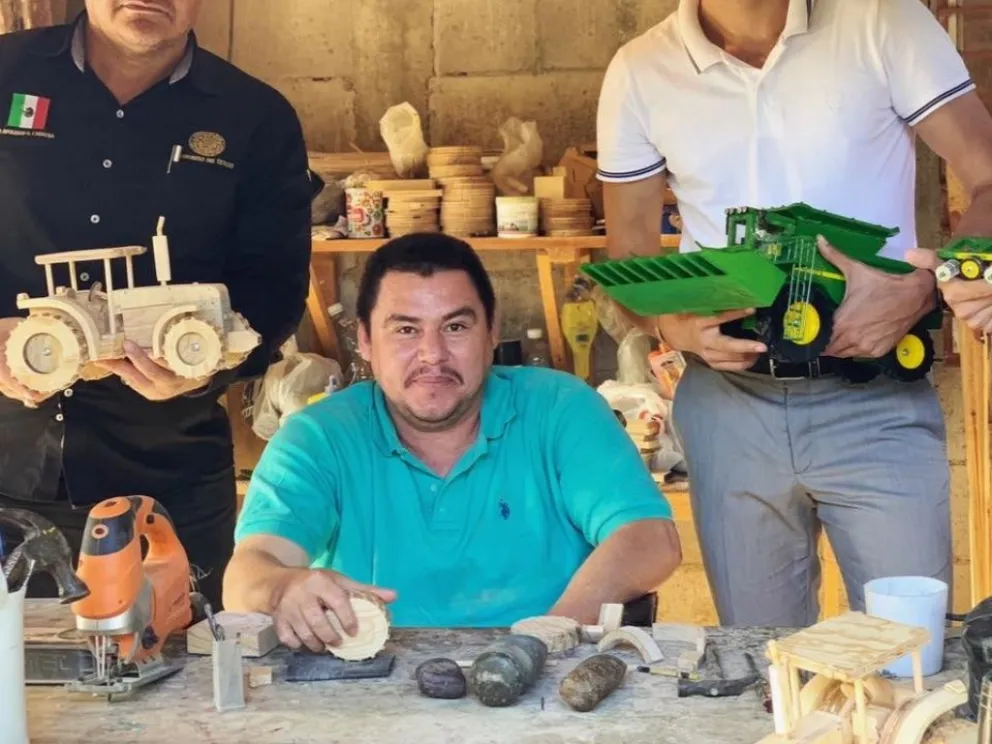 ¡Pasión por el arte de la madera! Cristóbal Espinoza hace tractores en miniatura en Quilá