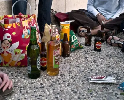 ¿Cómo pueden los padres y escuelas ayudar a los adolescentes que consumen alcohol y drogas?