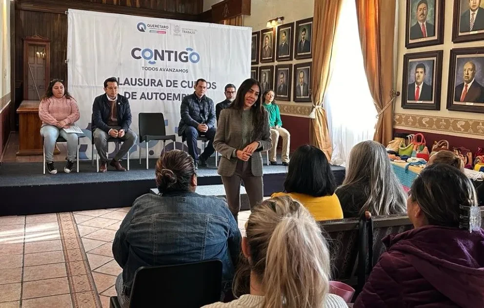 Entrega de reconociemientos para las mujeres que recibieron el curso. Foto: Cortesía