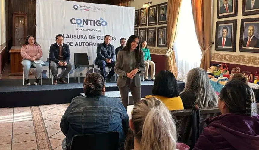 Entrega de reconociemientos para las mujeres que recibieron el curso. Foto: Cortesía