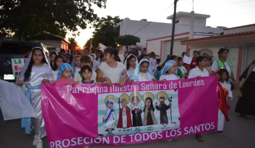 En la parroquia de Nuestra Señora de Lourdes se invita a las personas, especialmente a los más pequeños del hogar, a vestirse como santos católicos en la víspera de la celebración de Todos los Santos. Fotos: Juan Madrigal