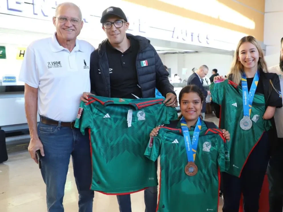 Benjamín González, Paulette Mejía, Elsa Suisei Koyama Tamayo y el director del departamento de Alto Rendimiento del ISDE, el profesor Jorge Luis Sánchez Jiménez.
