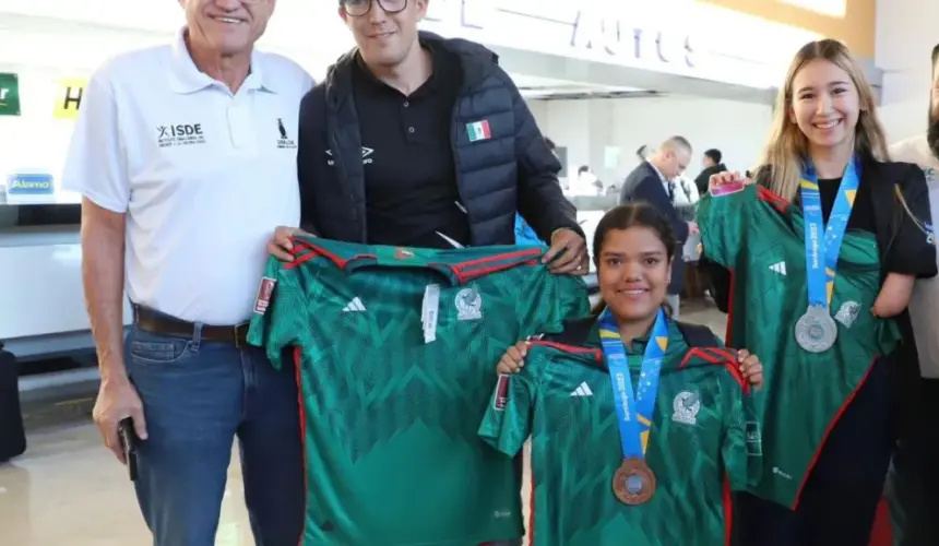 Benjamín González, Paulette Mejía, Elsa Suisei Koyama Tamayo  y el director del departamento de Alto Rendimiento del ISDE, el profesor Jorge Luis Sánchez Jiménez.