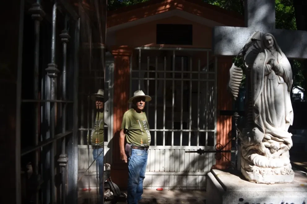 Francisco Alemán labora todos los días de 8:00 A.M. a17:00 horas en el panteón 21 de Marzo. Interesados en construcción de una capilla pueden comunicarse con “Don Pancho”, al teléfono: 6677 850 202. Fotos: Lino Ceballos