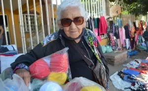 “Chayito”, mujer trabajadora de 82 años, de mente positiva y corazón agradecido que alegra el tianguis Terrones en Culiacán