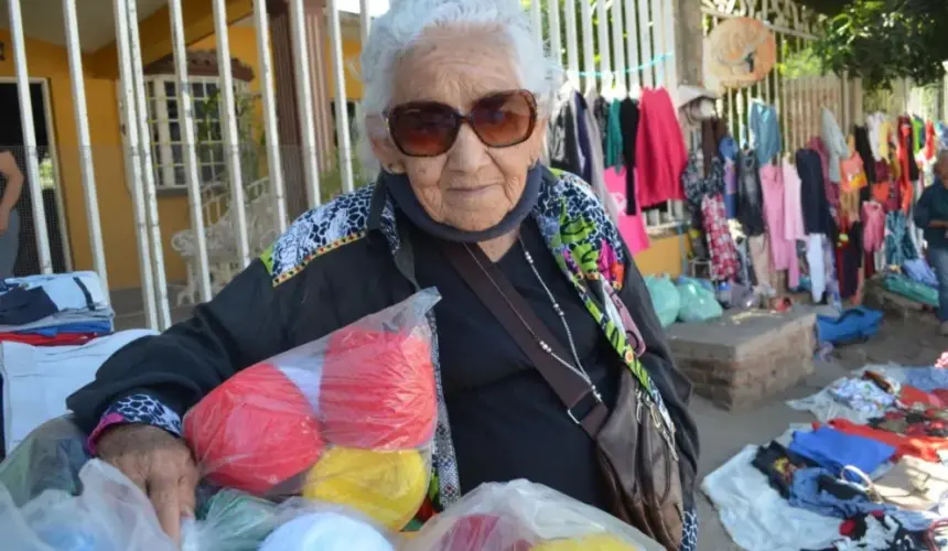 Rosario Antúnez Hernández, asegura que cuando los adultos mayores trabajan y son independientes, eso los hace sentir muy diferente. Fotos: Juan Madrigal