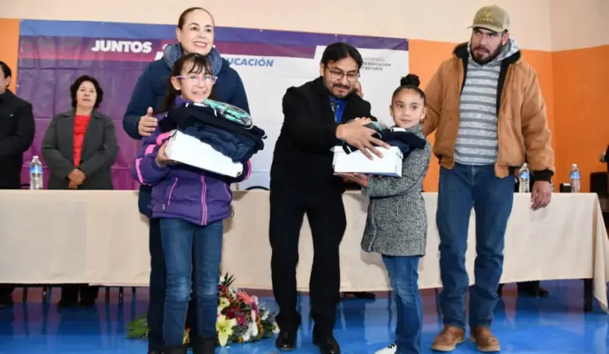 Estudiantes reciben uniformes y útiles escolares en Madera, Chihuahua. Foto: Cortesía