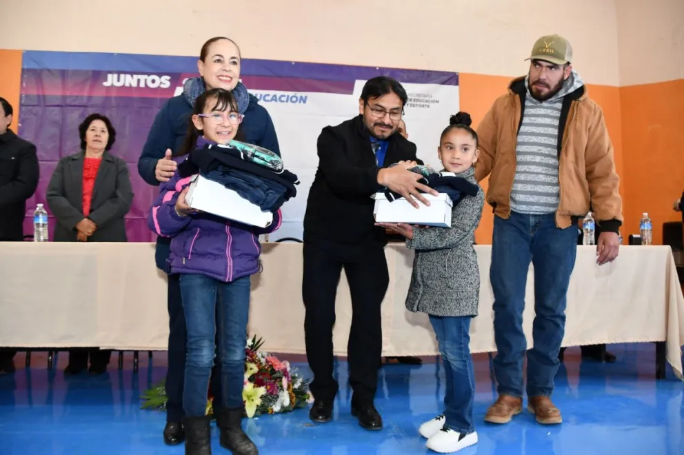 Estudiantes reciben uniformes y útiles escolares en Madera, Chihuahua. Foto: Cortesía