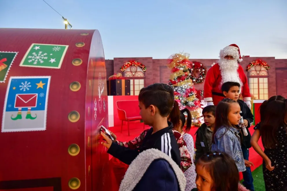 Los niños y niñas en la edición anterior de la verbena disfrutaron al máximo la Villa del Bienestar.