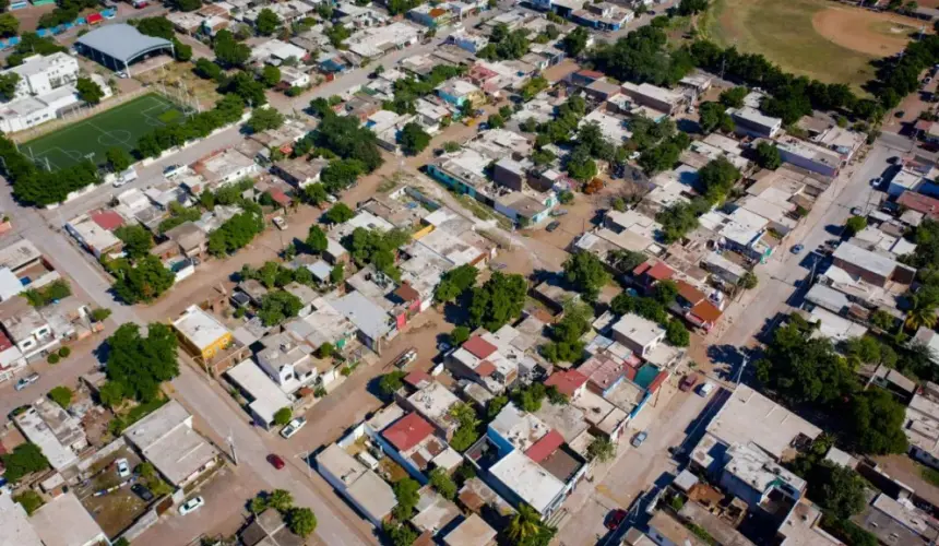 También actualmente se pavimentan algunas calles en la colonia Huizaches, que traerá grandes beneficios en especial para los habitantes del sector sur de Culiacán.