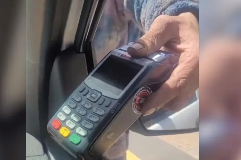 Un limpiaparabrisas saca terminal bancaria y ya lo llaman el nuevo visionario