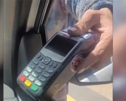 Un limpiaparabrisas saca terminal bancaria y ya lo llaman el nuevo visionario